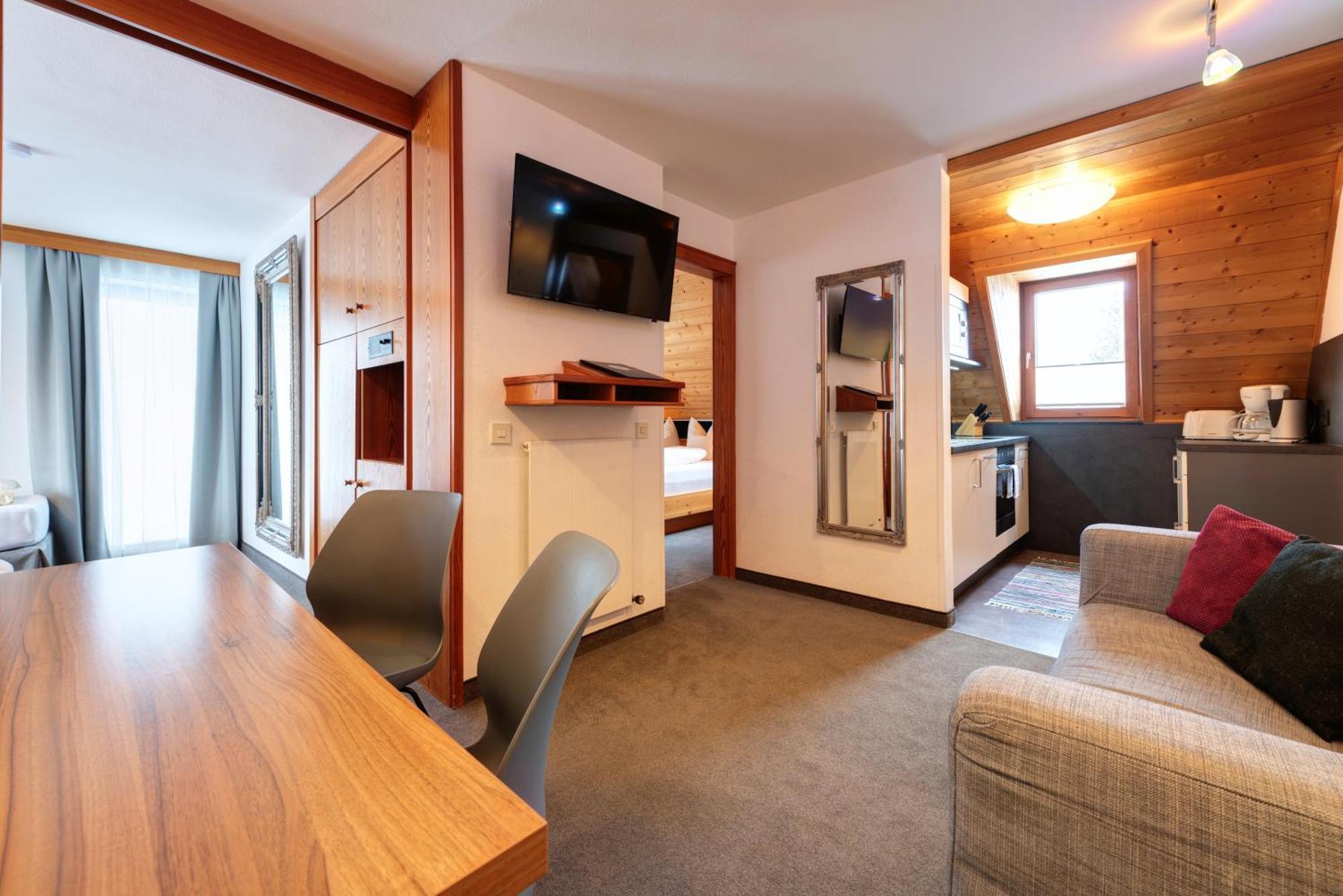 Hotel Pension Kirchplatz Sankt Anton am Arlberg Bagian luar foto