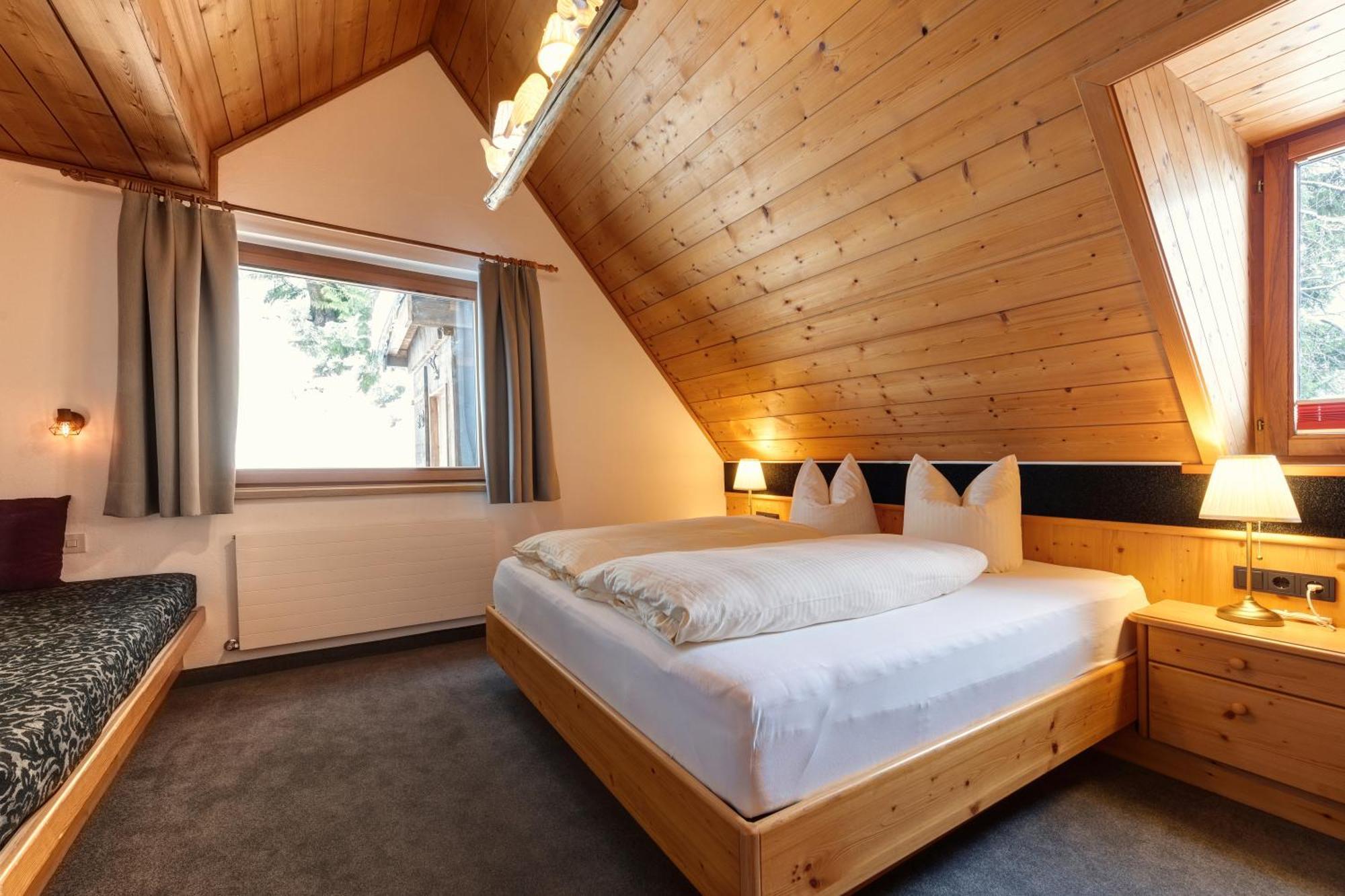 Hotel Pension Kirchplatz Sankt Anton am Arlberg Ruang foto
