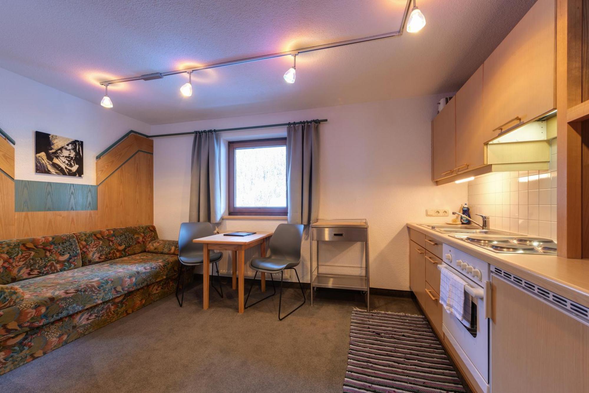 Hotel Pension Kirchplatz Sankt Anton am Arlberg Bagian luar foto
