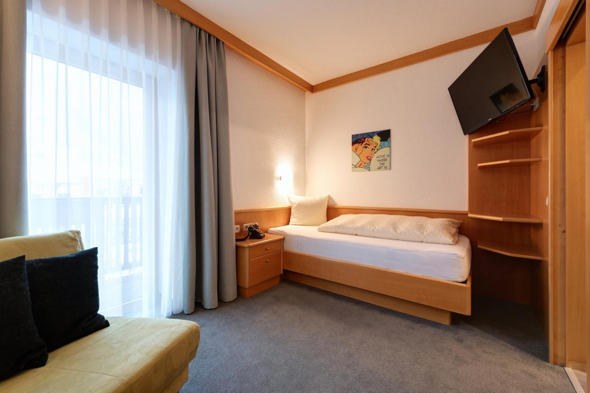 Hotel Pension Kirchplatz Sankt Anton am Arlberg Ruang foto