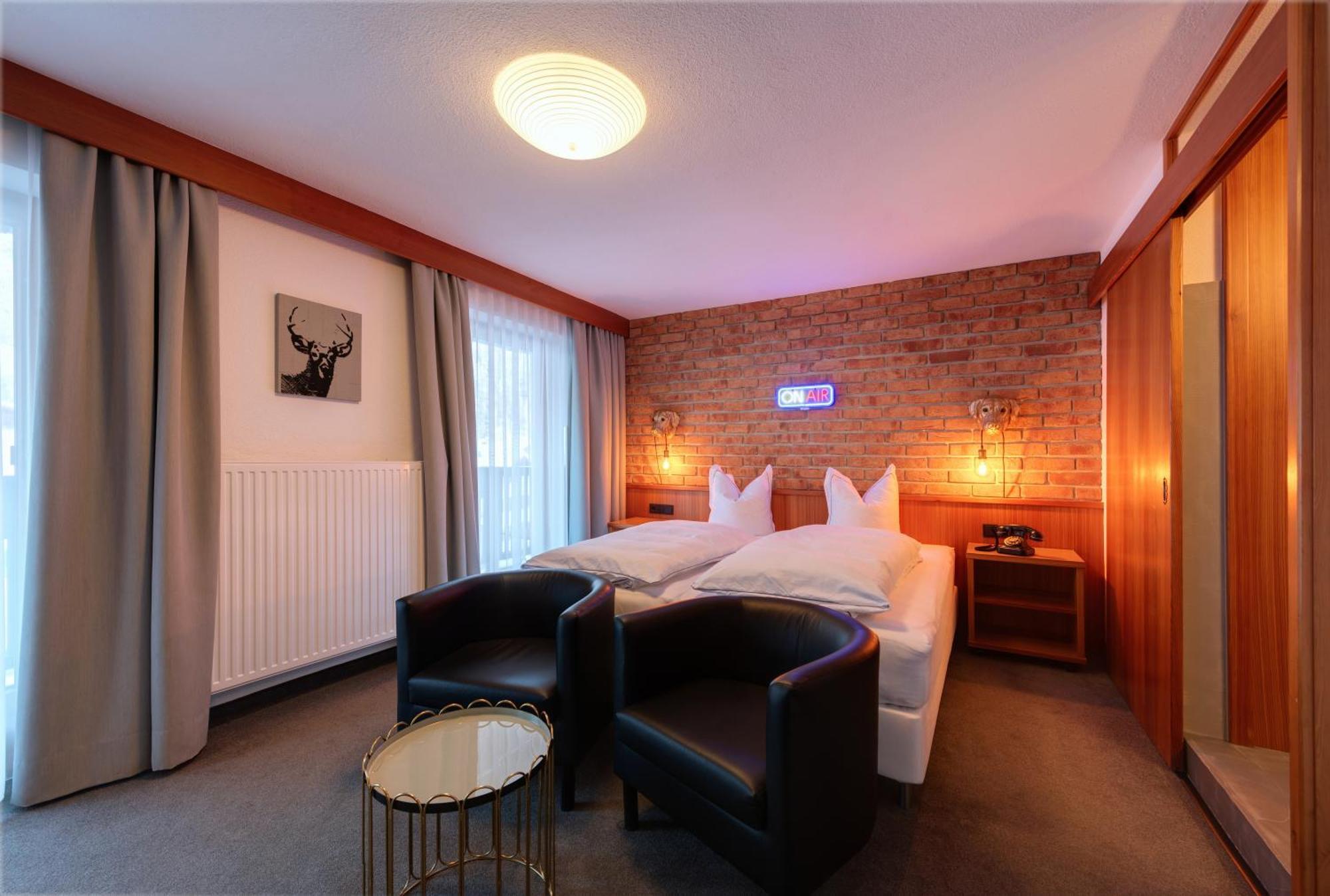 Hotel Pension Kirchplatz Sankt Anton am Arlberg Bagian luar foto