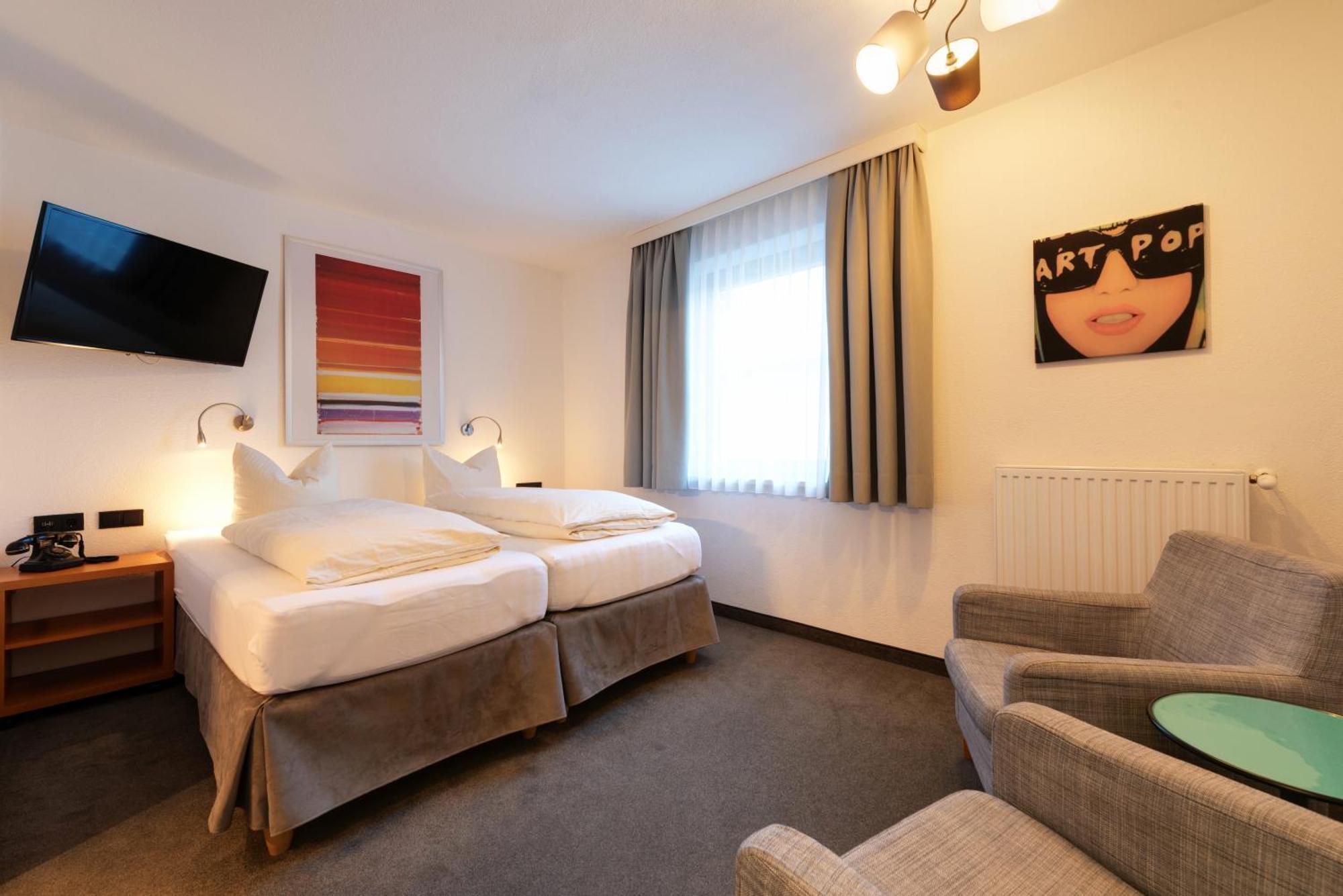 Hotel Pension Kirchplatz Sankt Anton am Arlberg Ruang foto