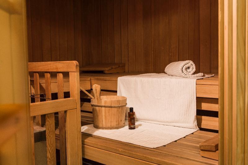 Hotel Pension Kirchplatz Sankt Anton am Arlberg Bagian luar foto