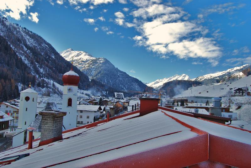 Hotel Pension Kirchplatz Sankt Anton am Arlberg Bagian luar foto