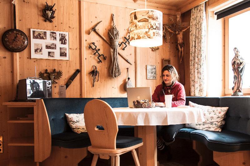 Hotel Pension Kirchplatz Sankt Anton am Arlberg Bagian luar foto