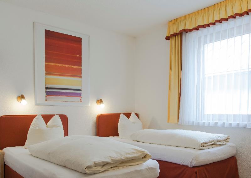 Hotel Pension Kirchplatz Sankt Anton am Arlberg Bagian luar foto